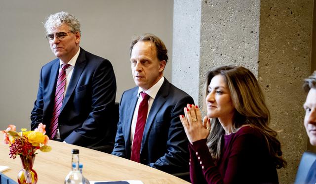 Hein de Haas (midden) in gesprek aan de formatietafel.